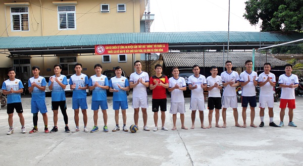 Đoàn tặng quà và giao hữu bóng chuyền với Công an huyện Cẩm Thủy